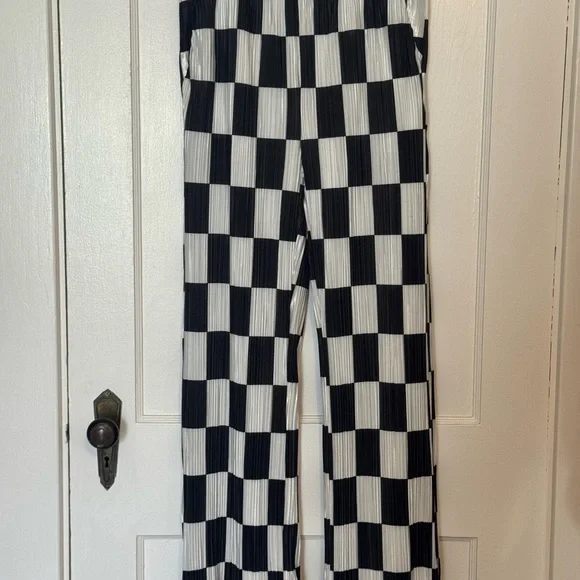 Dressed in LALA Monochrome Check Plisse Set - Picture 3 of 3